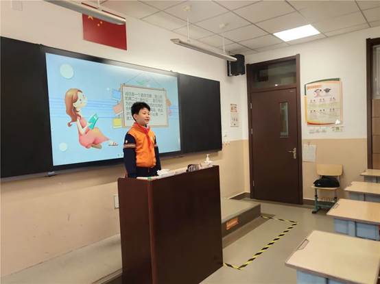 人站在电视前
中度可信度描述已自动生成